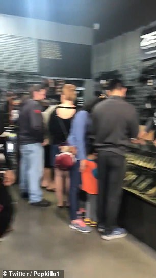 Los compradores se alinearon en una tienda de Las Vegas mientras el pánico se calmaba
