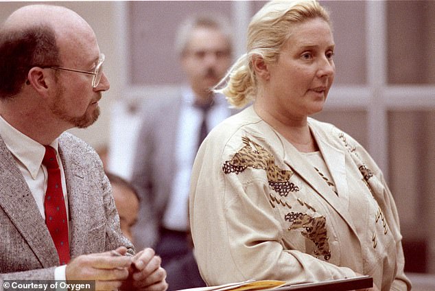 Betty Broderick se declara inocente de los cargos de asesinato el 15 de noviembre de 1989 en San Diego, California, con su abogado Mark Wolf (izquierda)