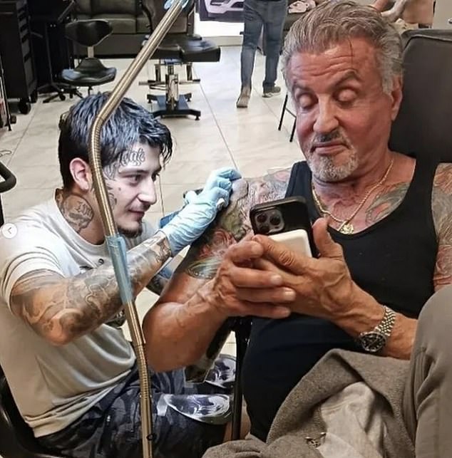 El 16 de agosto, el tatuador Zach Perez se publicó trabajando en el brazo de Stallone.