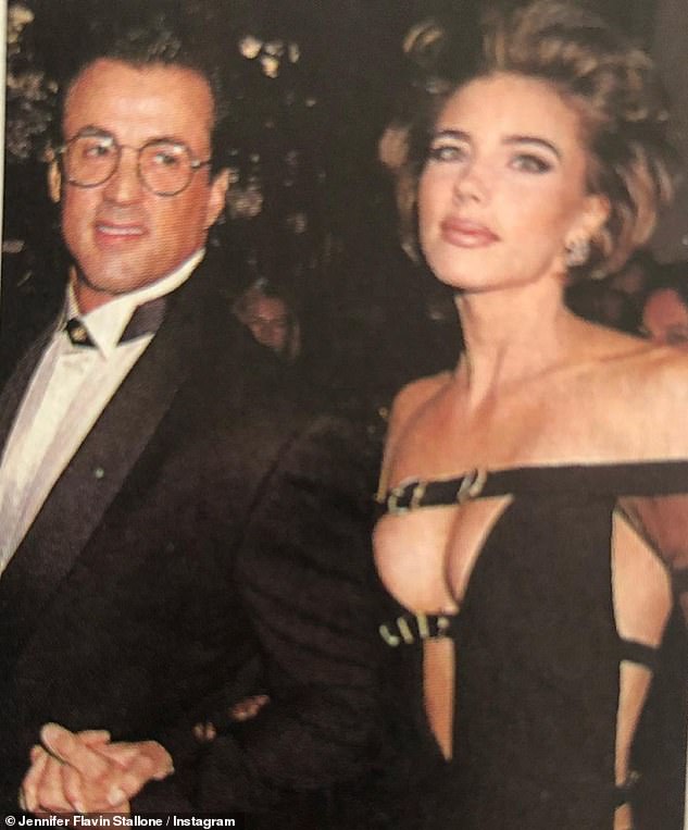 La pareja se casó el 17 de mayo de 1997 en el elegante Dorchester Hotel de Londres, y dada la reputación de Stallone como playboy, pocos predijeron que durarían mucho.