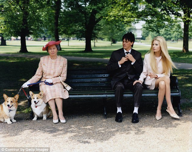 Momentos divertidos: la descarada difusión los vio posando en un banco del parque junto a un doble de la reina Isabel II con dos perros. 