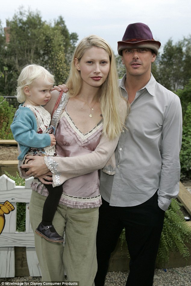 Primeros años: Kirsty y Donovan fotografiados con Violet en 2005, un año después de su nacimiento.  La pareja se divorció más tarde en 2014 después de una separación de tres años. 