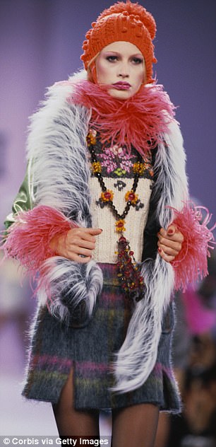 Catwalker: Kirsty fue una modelo famosa en la década de 1990 y en el apogeo de su carrera como modelo, Kirsty caminó para Gucci y Anna Sui (en la foto)