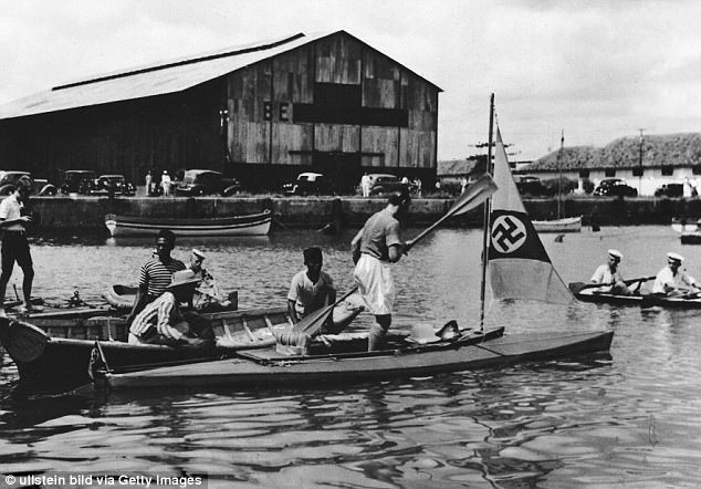 Mientras Speck ondeaba una bandera nazi y llevaba equipo de cámara con él, los australianos concluyeron que no era un espía.  Sin embargo, todavía estuvo encarcelado en un campo por el resto de la guerra.