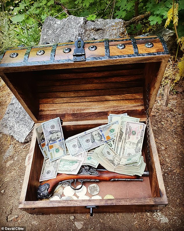 En la imagen: el cofre del año pasado que contenía $ 5,000, así como algunas monedas de plata y un arma antigua fue enterrado para una búsqueda del tesoro que atrajo mucha más atención de lo que la pareja esperaba.