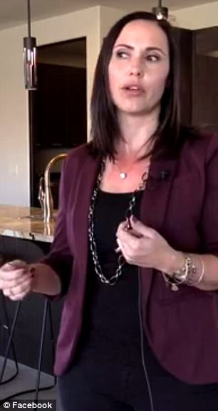 Se ve a Kristy, una agente de bienes raíces de Sotheby's, mostrando una casa en un video publicado en Facebook.
