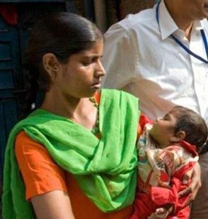 India, foto de la Fundación Gates de la madre del bebé