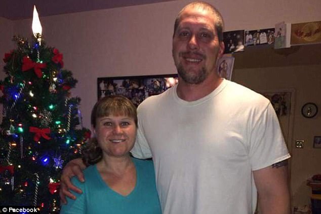 Steven Kologi, de 44 años, y Linda Kologi, de 42, recibieron disparos con un rifle semiautomático en su casa de Nueva Jersey el domingo por la noche.