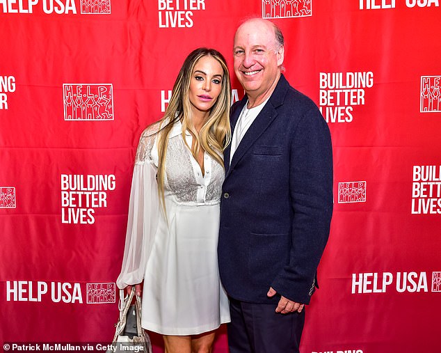 Steven Schonfeld y su esposa Brooke en junio de 2018. Schonfeld, propietario de una mansión en Long Island, tiene un contrato por una propiedad en Palm Beach, Florida, que será la más cara con poco menos de $200 millones.