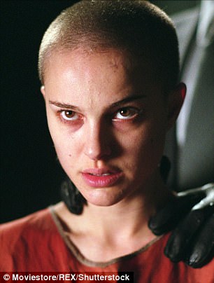 Gemelas: Millie Bobby Brown es la doble de Natalie Portman y las similitudes son impactantes, como esta foto de Millie en Stranger Things y Natalie en V de Vendetta (en la foto)