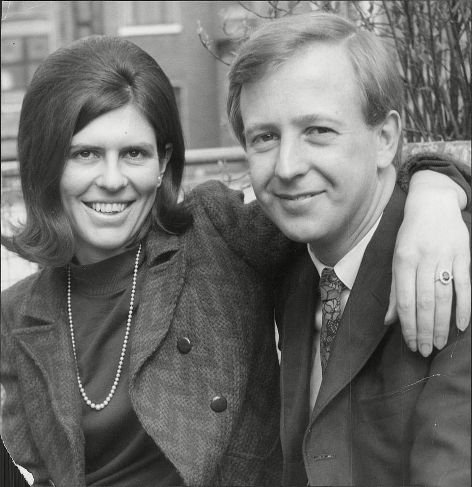 Tim Brooke-Taylor fotografiado con su esposa Christine, quien lo ha apoyado en su trabajo en el mundo del espectáculo.