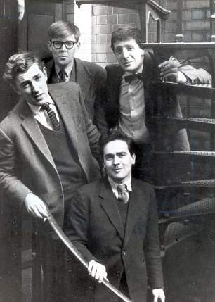 El equipo de Beyond the Fringe (en el sentido de las agujas del reloj desde abajo), Dudley Moore (1935-2002), Peter Cook (1937-1995), Alan Bennett y Jonathan Miller fotografiados en 1961