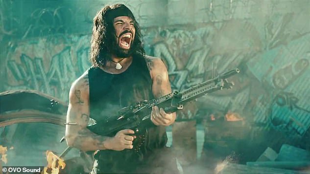 ¡Auge!  Drake luego empuña una ametralladora mientras se hace pasar por Rambo.