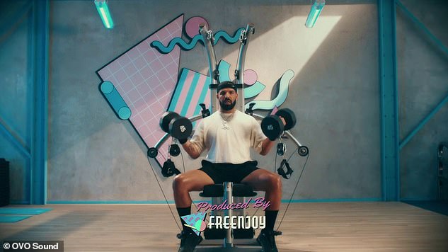 Bomba de hierro!  El video comienza con Drake haciendo pesas sin esfuerzo en el gimnasio.