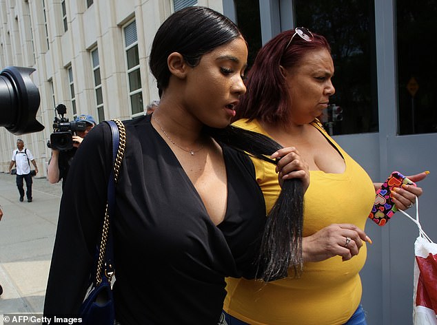 La novia de R. Kelly, Jocelyn Savage (izquierda), se va después de una audiencia en el caso de crimen organizado y tráfico sexual de Kelly en un tribunal federal de Brooklyn el 2 de agosto de 2019 en Nueva York.