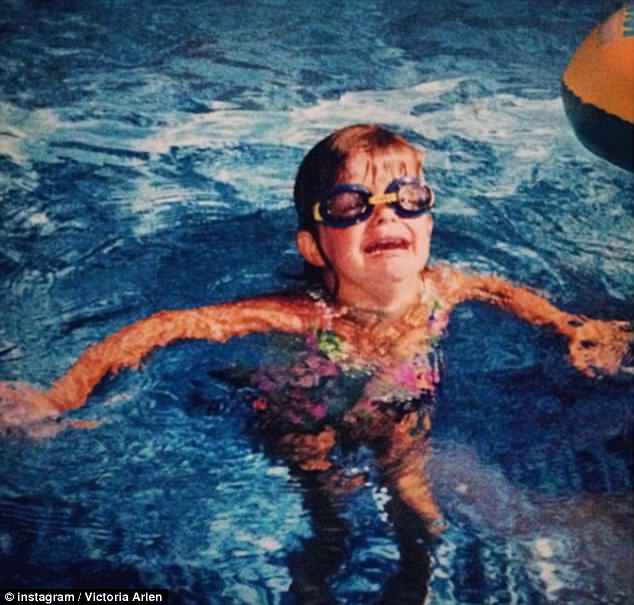Victoria se muestra arriba chapoteando en la piscina a una edad muy temprana.