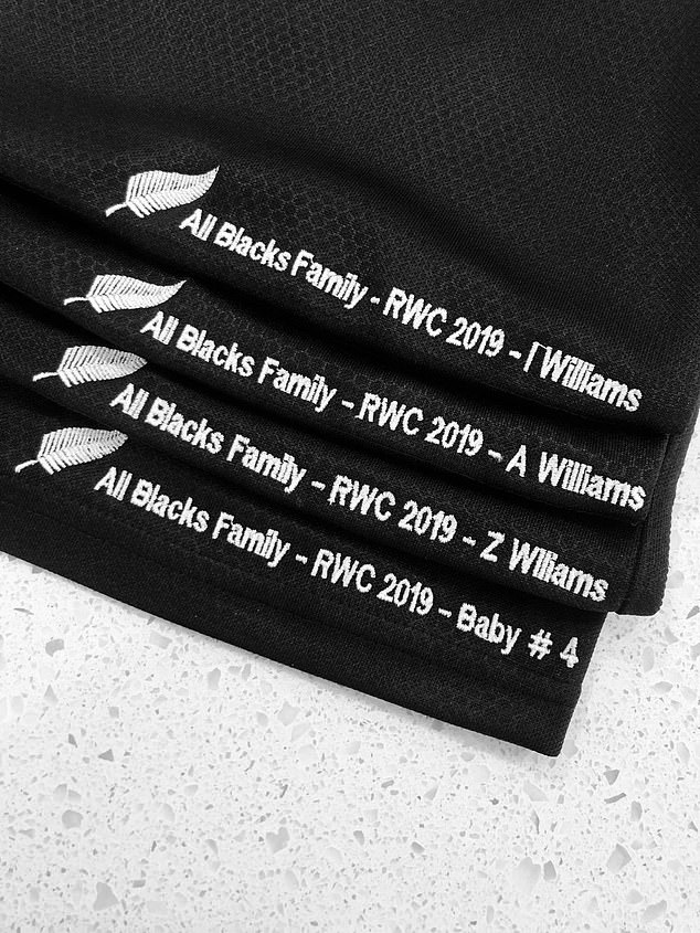 ¡Pronto!  El hombre de 34 años acompañó su publicación en Twitter con una foto de cuatro camisetas de rugby de los All Blacks con los nombres de sus tres hijos más 'Baby #4'.