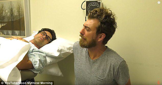 No le gusta la vista: a pesar de que acaba de hacerse su propia vasectomía, Rhett también hace muecas mientras ve el procedimiento.
