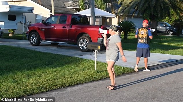 Los manifestantes también se reunieron frente a la casa del fugitivo Brian Laundrie en Florida el 27 de septiembre y culparon a sus padres por no ayudar a la policía a buscar a su hijo.