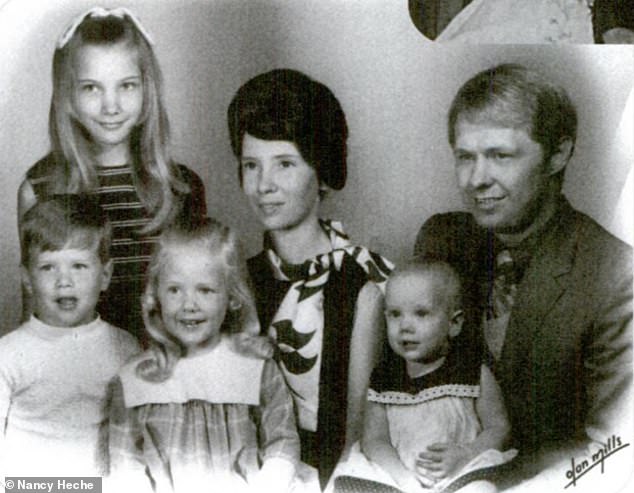 La familia Heche en 1970, de izquierda a derecha, Susan Heche, Nancy Heche, Donald Heche, Nathan Heche, Abigail Heche y Anne Heche.  Todos los miembros del bar familiar de Nancy y Abigail han muerto trágicamente jóvenes desde entonces.