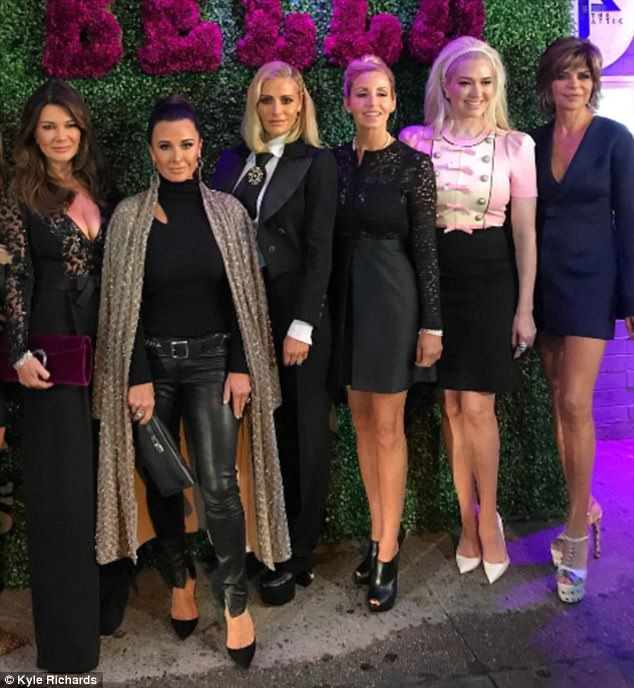 Qué alineación: Lisa (a la derecha) fue vista con sus coprotagonistas de Real Housewives Lisa Vanderpump, Kyle Richards, Dorit Kemsley, Camille Grammer y Erika Jane en Nueva York.