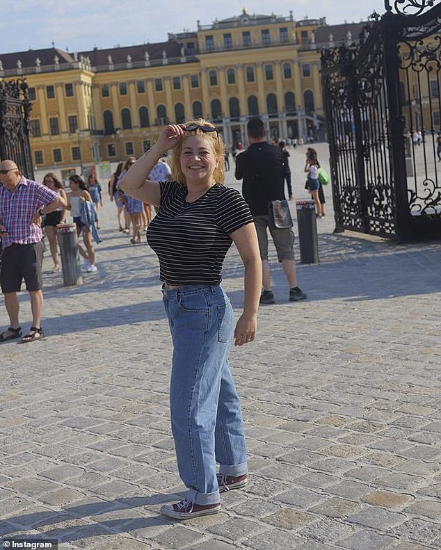 Audrey es fotografiada en el Palacio de Schonbrunn en Viena el 16 de julio, unos días antes de su llegada a Rusia.