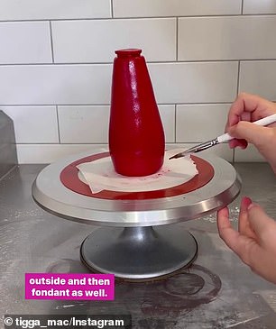 En un video de Instagram, el inteligente panadero detalló cómo creó el pastel de la botella de salsa, diciendo que apiló varias capas de pastel y lo talló en la forma correcta.