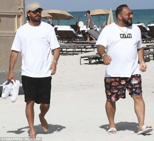 Dúo: Scott se puso una camiseta de Palace cuando lo vieron paseando por la arena con su amigo administrador de fondos de cobertura David 'Papi' Einhorn.
