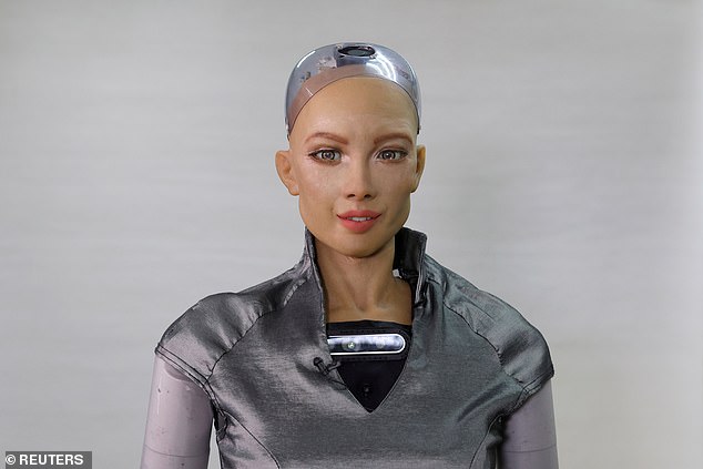 Promobot no dijo por qué estaba buscando usar una cara real en lugar de optar por una cara generada por computadora, al igual que el famoso robot humanoide Sophia.