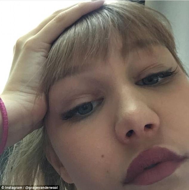 Fotos: La cantante de 13 años incluyó uno de sus maquillajes completamente hechos (en la foto)