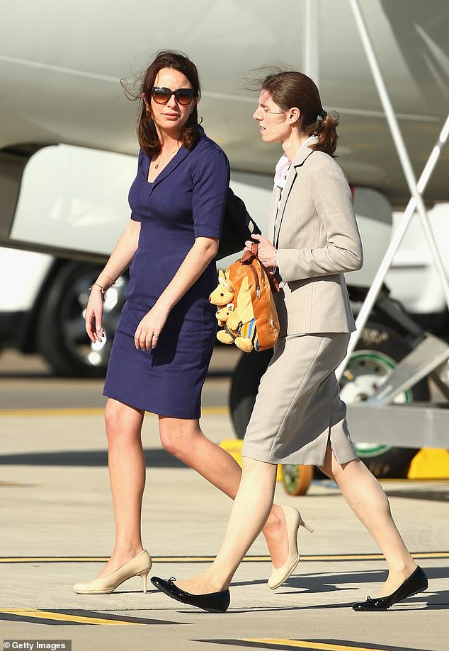 La exsecretaria privada de la duquesa de Cambridge, Rebecca Deacon, y la niñera Maria Borrallo llegan al aeropuerto de Sídney el 16 de abril de 2014 en Sídney.