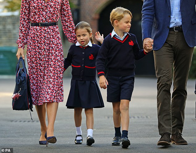 Charlotte saluda cuando llega a su primer día de clases con su hermano, el príncipe George, y sus padres, el duque y la duquesa de Cambridge, el 5 de septiembre de 2019.