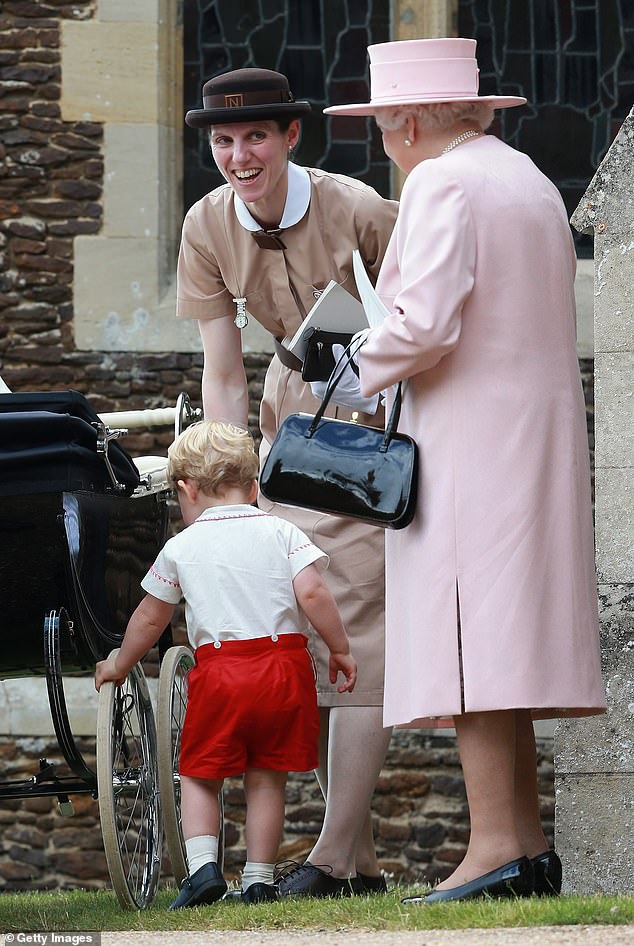 El príncipe George juega con las ruedas del cochecito de la princesa Charlotte mientras la reina y la niñera Maria Borrallo miran mientras salen de la iglesia St Mary Magdalene en Sandringham Estate para el bautizo de la princesa Charlotte el 5 de julio de 2015 en King's Lynn.