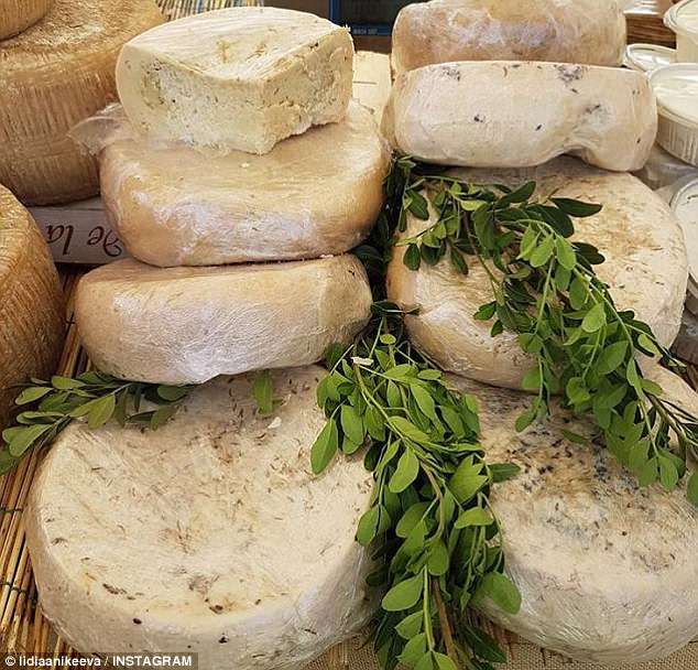 El casu marzu (foto) es un queso elaborado con leche de oveja y relleno de gusanos vivos.  Su pronunciación correcta es 