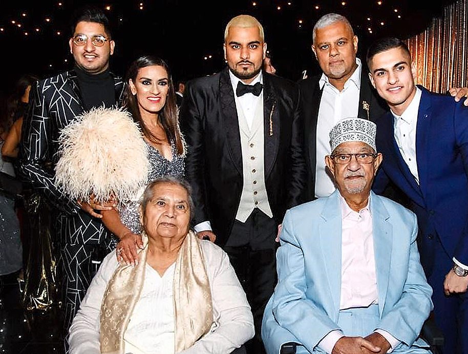 Mahmud Kamani con su esposa, padres e hijos Adam y Umar
