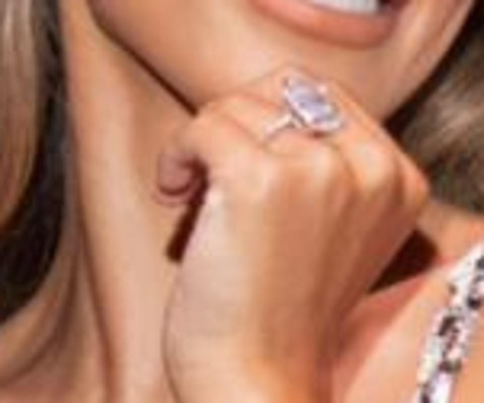 El multimillonario fundador de Pretty Little Thing, Umar, le propuso matrimonio a su glamorosa novia Nada con un espectacular anillo de $ 2 millones.