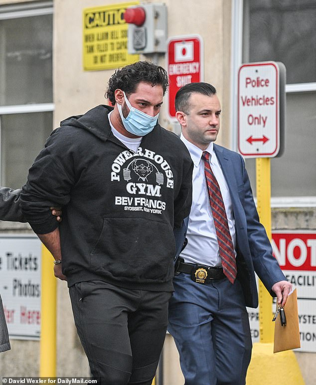 Llevaba una sudadera con capucha, pantalones negros y una máscara quirúrgica cuando lo llevaron a un automóvil de la policía del condado de Nassau.