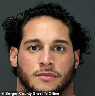 Dino Tomassetti, de 29 años, fue ingresado en la cárcel del condado de Bergen en Nueva Jersey.  En la foto: Su foto fue tomada allí.