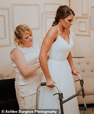 Ella dice que espera que otras personas con discapacidades se sientan inspiradas cuando vean el video de ella caminando por el pasillo.  En la imagen: Grizzard el día de su boda.