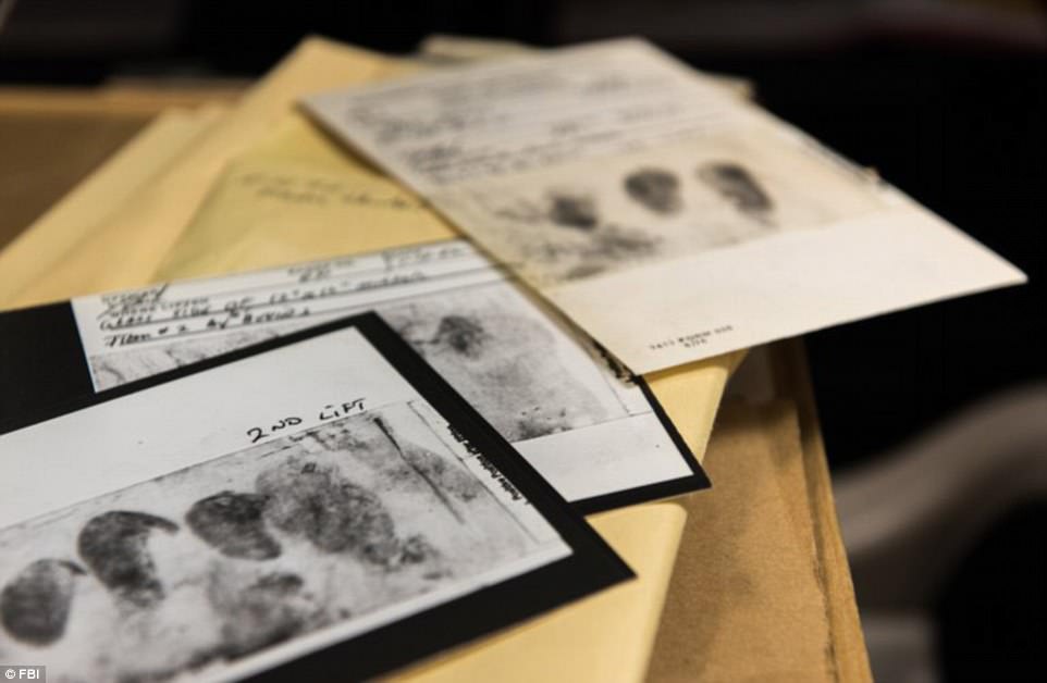 La policía ha vinculado más de 12 asesinatos al Golden State Killer.  En la foto, las huellas dactilares de la policía tomadas de una de las escenas del crimen. 