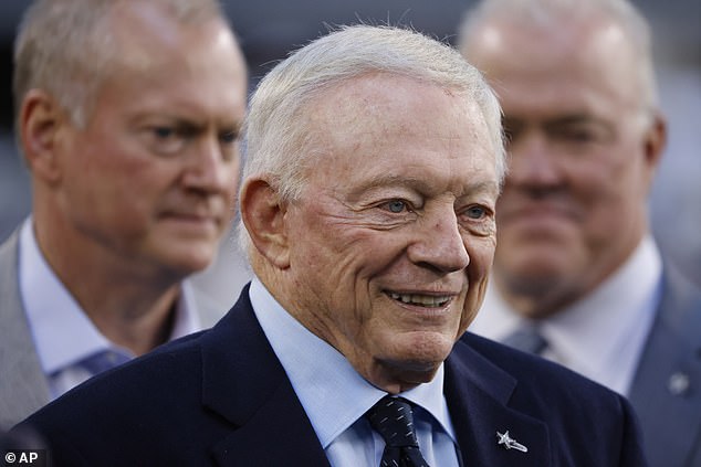 El propietario de los Dallas Cowboys, Jerry Jones, tiene un patrimonio neto de aproximadamente $ 16 mil millones, según Forbes.