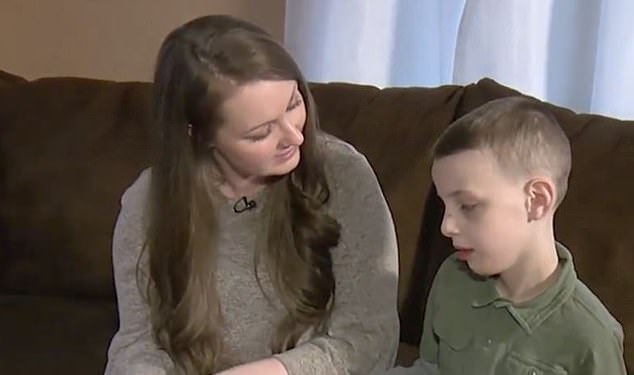 Otra madre, Kasey Murphy (izquierda), cuyo hijo Owen de seis años también asistió a la escuela, afirma que la escuela no le informó sobre las grabaciones y los supuestos incidentes.