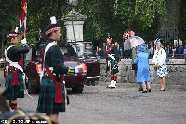 Su Majestad estuvo sujeta a una pequeña llovizna a su llegada, pero afortunadamente llegó armada con un paraguas. 