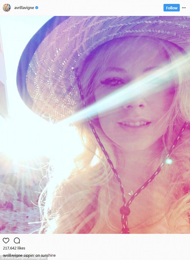 Hola sol: Lavigne compartió una selfie de ensueño tomada de su día en la playa 