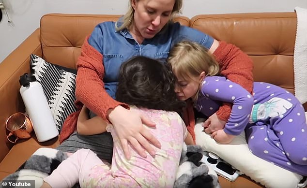 Amor: las hijas adoptivas de la pareja, Kinsley Grace, de cuatro años, y Callie Jo, de tres, abrazaron a Alex después de su desgarradora cita con el médico.