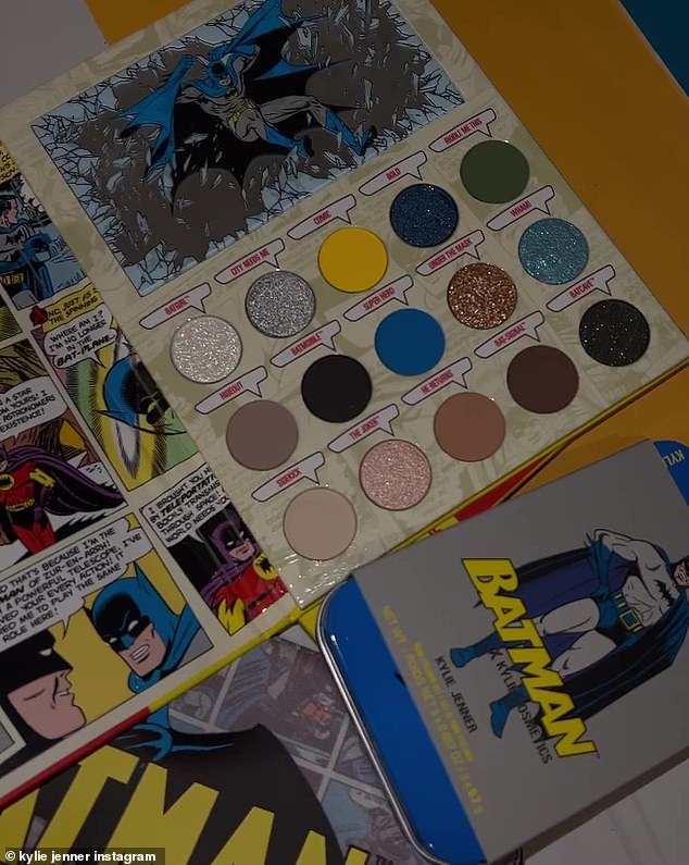 Varias opciones: otro video panorámico de paletas de sombras de ojos con el tema de Batman con un azul brillante, verde, dorado brillante y más tonos.