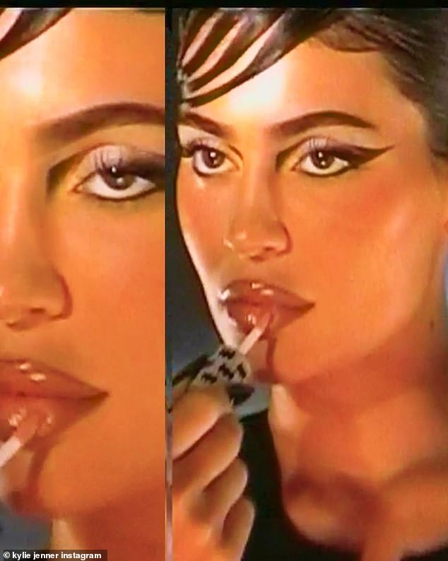 Chica genial: un momento realmente parecía sacado de un cómic cuando Jenner se aplicó un poco de brillo en los labios.