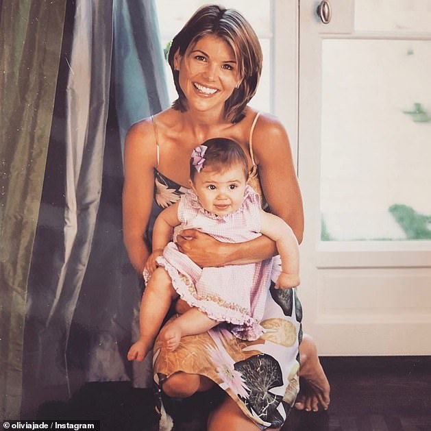 De vuelta en Instagram: Olivia rompió su silencio en las redes sociales al publicar esta foto de ella con su madre el mes pasado en honor al cumpleaños de la ex estrella de Fuller House.