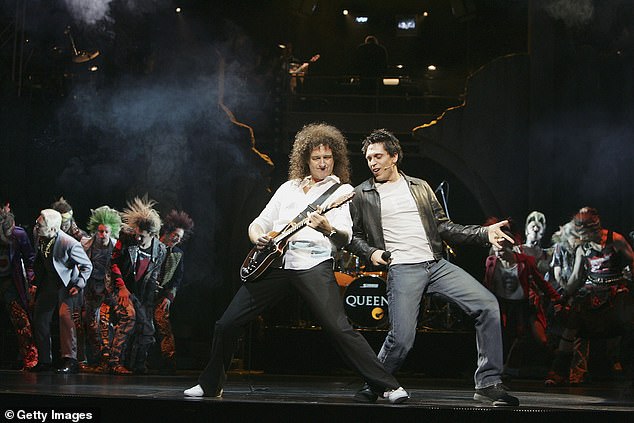 Se fue demasiado pronto: Michael, quien protagonizó Hedwig and the Angry Inch y We Will Rock You, fue diagnosticado con una forma rara y agresiva de cáncer de células germinales el año pasado.  Aparece en el escenario con el guitarrista de Queen, Brian May, en el Lyric Theatre de Sydney el 8 de octubre de 2004.