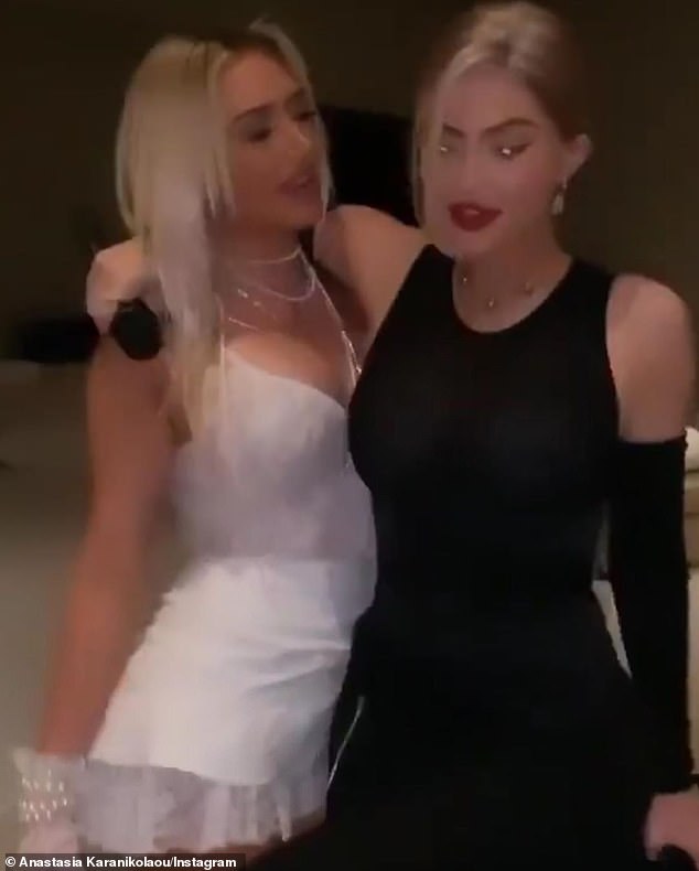 El turno de mamá: Kylie también subió fotos de sí misma vestida para Halloween, con un look inspirado en el conjunto completamente negro de Madonna en los VMA de 2003.